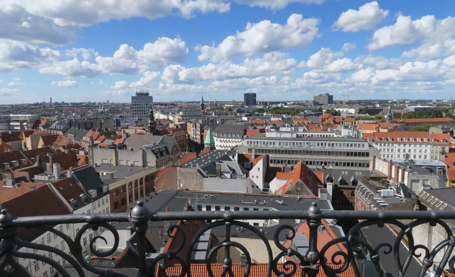 Kopenhagen Stadtzentrum von oben mit vielen Wolken und blauem Himmel
