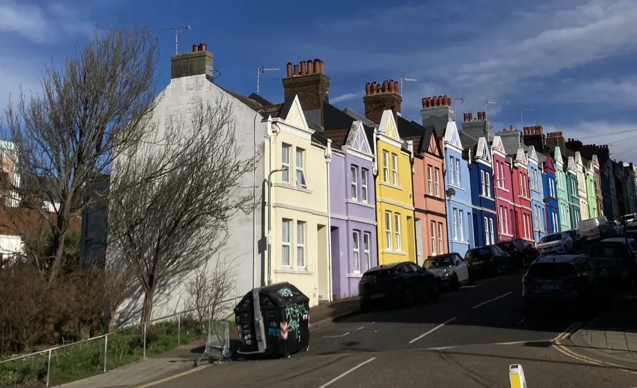 Bunte Reihenhäuser an steiler Strasse in England