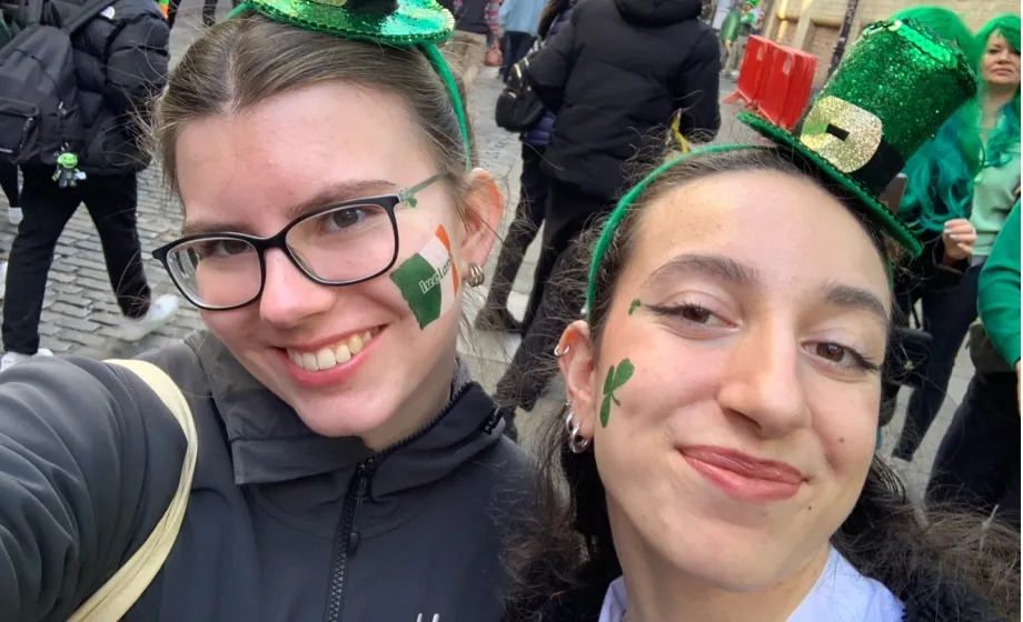 Zwei Schülerinnen am St. Patrick's Day in Dublin in irischen Farben geschmückt