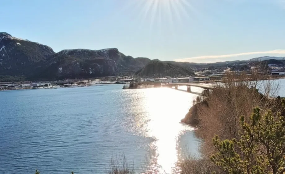 Brücke über Meer in Fjord in Norwegen mit Sonnen auf Wasser reflektierend