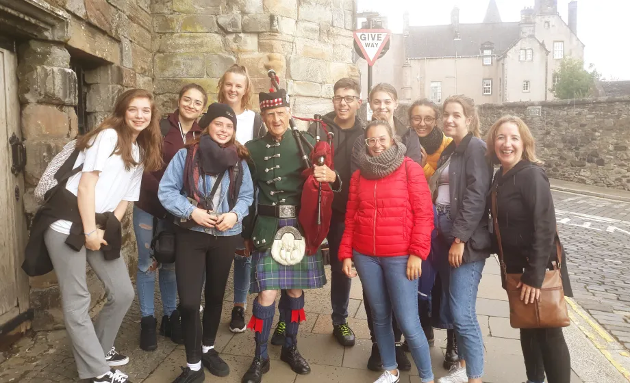 Gruppe von Schüler:innen mit Schotte in Schottenrock in Altstadt