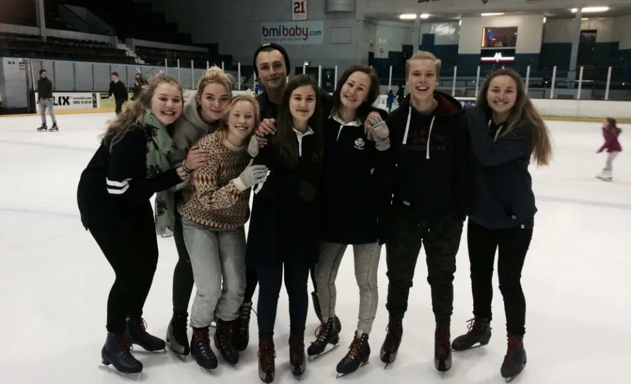 Eisläufer auf Eishalle lustiges Gruppenfoto