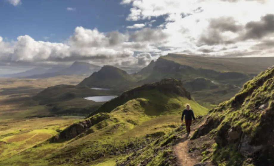 Landschaft mit Mädchen beim Wandern