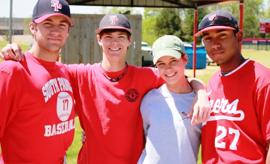 Gruppenbild von Baseball-Spieler in Rotem Outfit lachend