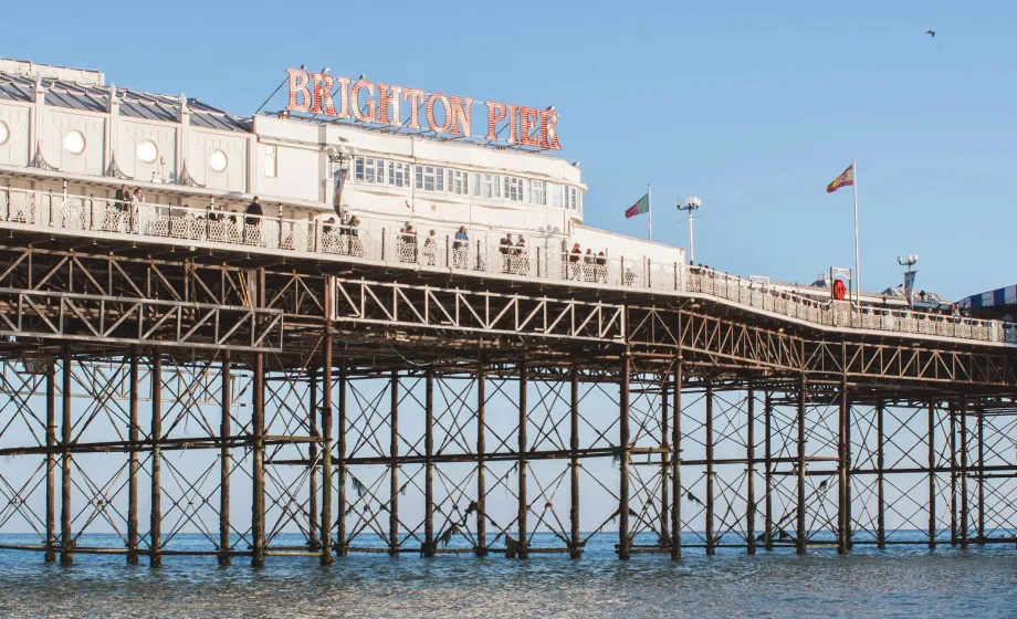 Bekannter Pier von Brighton in Südengland
