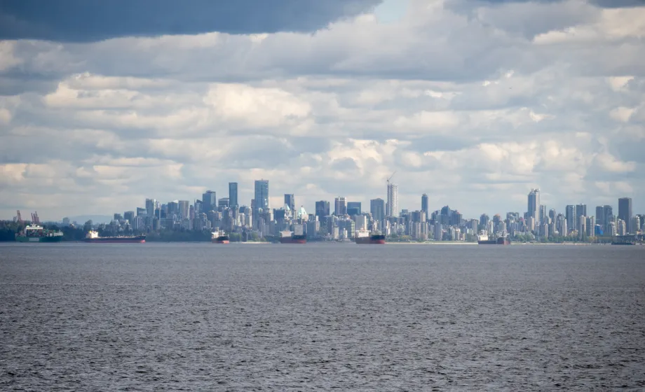 City Skyline von Vancouver vom See aus